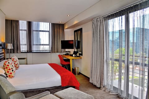 Deluxe Room, 1 Queen Bed, Non Smoking, Mountain View | Premium bedding, minibar, in-room safe, desk