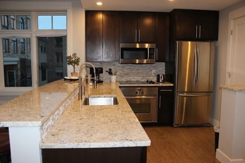 Kitchen and Breakfast Bar