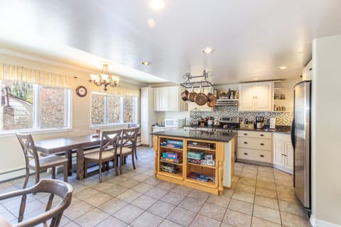 l - Fully-Equipped Kitchen and Dining Area