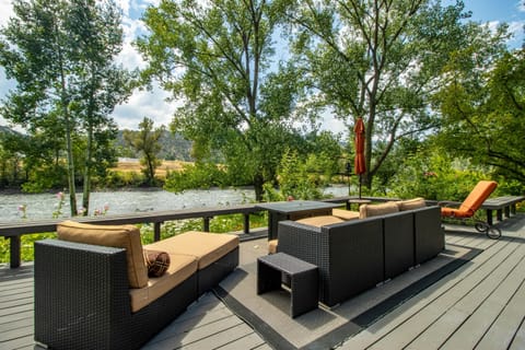 Large deck to relax and watch the river