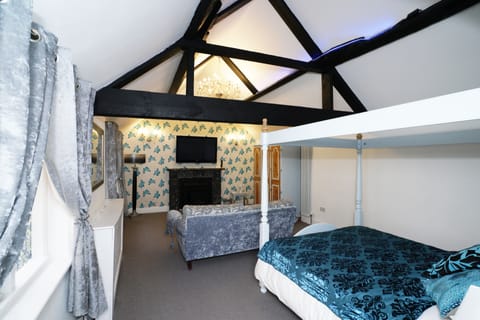 Suite | Iron/ironing board, bed sheets