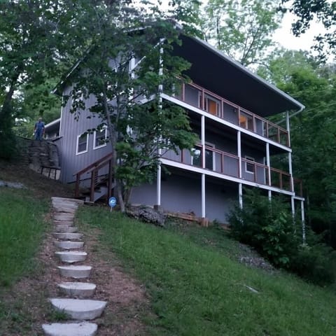 Cabin lakeside (new exterior paint 2023)