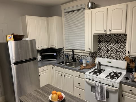 Full kitchen with seating for 4