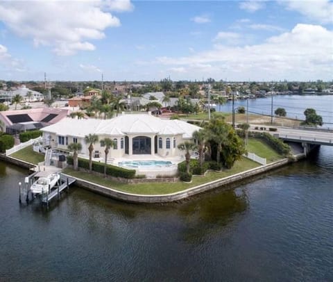 5 bedroom 3 bath Direct Gulf Access home, Villa STUNNING VIEW