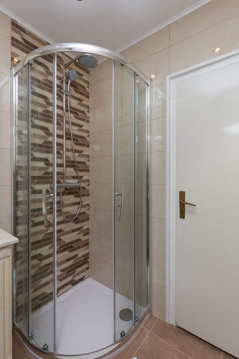 Twin Room (Superior Double Room - Soba 3) | Bathroom | Shower, towels