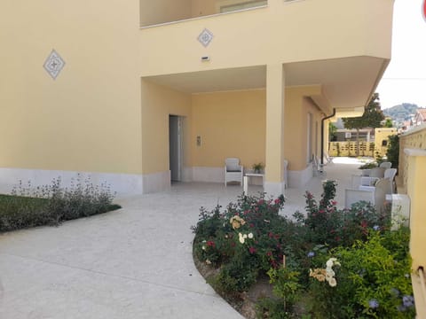 FRAC PALACE NEW APARTMENT 50 METERS FROM THE SEA GROUND FLOOR House in Montesilvano