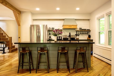 Rustic cozy Kitchen with 4 barstools