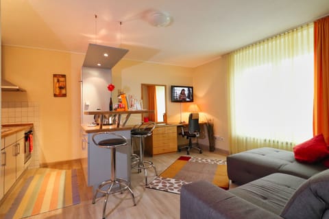 Comfort Suite | Living area | Flat-screen TV