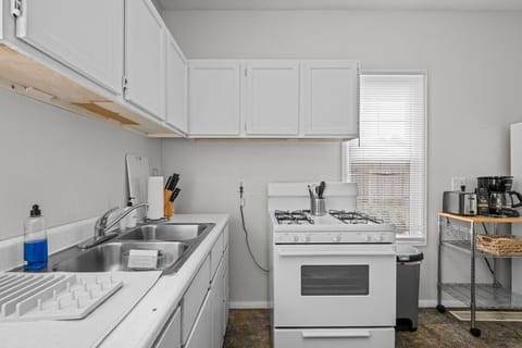 Cook with ease! This fully equipped kitchen has everything you need for simple meals and snacks.