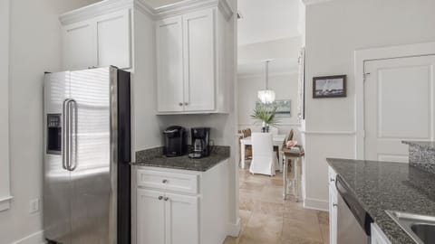 Keurig and traditional coffee pot provided.