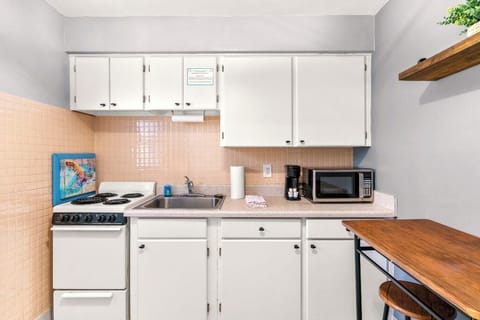 Boutique Beach Retreat Treasure Island full kitchen, stove refrigerator, freezer, microwave, coffee maker, kitchen utensils and flatware kitchen table