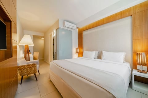 Executive Room, 1 King Bed | In-room safe, desk, laptop workspace, free WiFi
