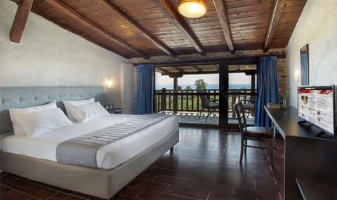 Deluxe Loft, Sea View | In-room safe, desk, blackout drapes, soundproofing