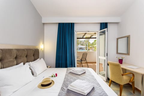 Bungalow | In-room safe, desk, blackout drapes, soundproofing