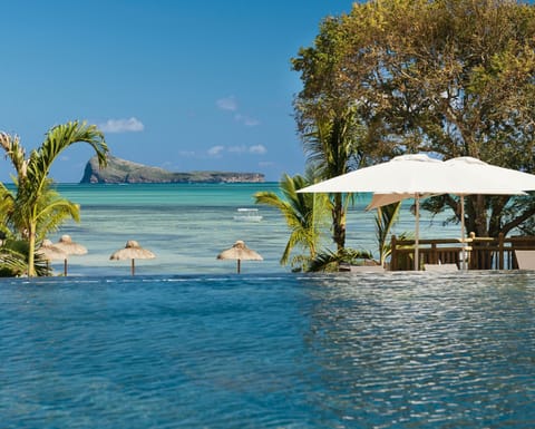 4 outdoor pools, sun loungers