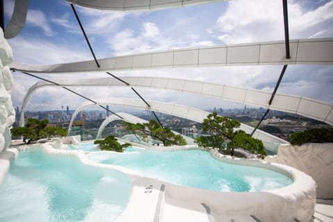 Outdoor spa tub