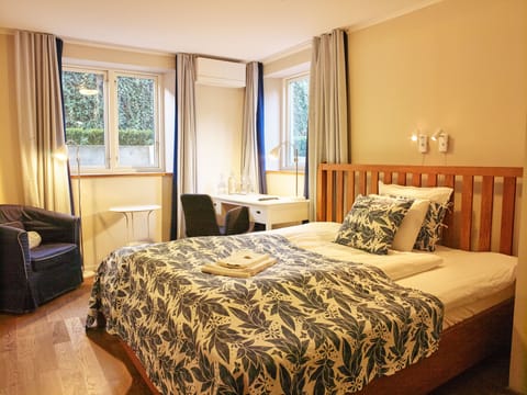 Room | Desk, soundproofing, iron/ironing board, free WiFi