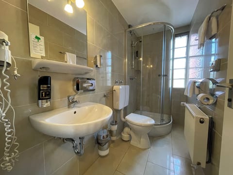 Basic Double Room | Bathroom | Hydromassage showerhead, hair dryer, bidet, towels