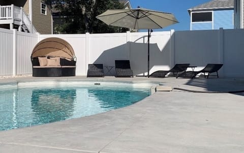 Private Pool! 3 ft on the left. 7 ft on the right!
Large Pool! Always so fun!