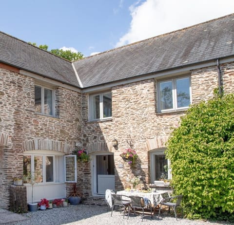 Oak Cottage and courtyard