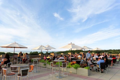 3 restaurants; breakfast, lunch, and dinner served