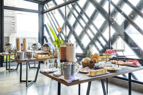 2 restaurants; breakfast, lunch, dinner, and brunch served
