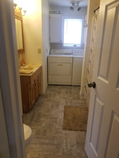 Bath / laundry room