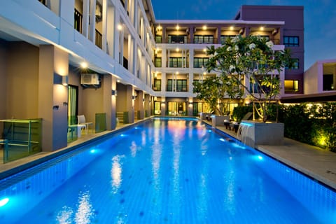 Outdoor pool, pool umbrellas, sun loungers