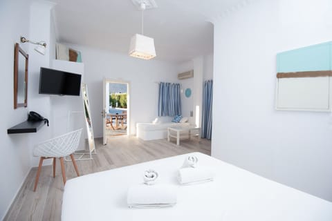 Triple Room | Minibar, in-room safe, free WiFi, bed sheets