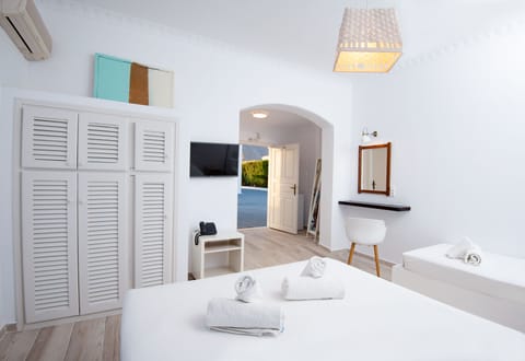 Triple Room | Minibar, in-room safe, free WiFi, bed sheets