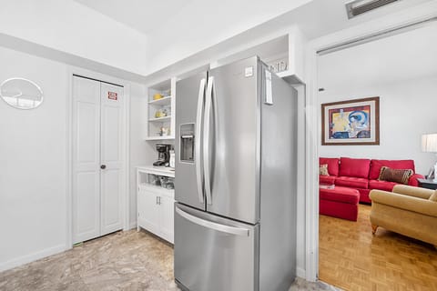 Kitchen connecting to the family room.