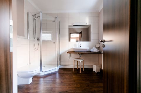 Basic Room | Bathroom | Shower, hair dryer, towels, soap