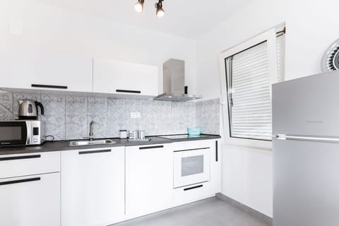Apartment (Comfort Two Bedroom Apartment with Ba) | Private kitchen | Fridge, microwave, stovetop, dishwasher