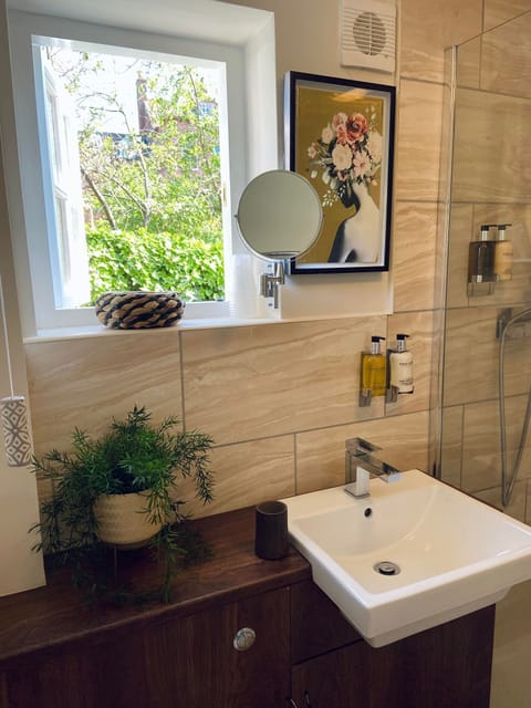 Family Room (Waterfront suite) | Bathroom