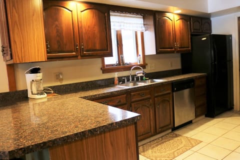 Kitchen/Dishwasher/Sink/Fridge