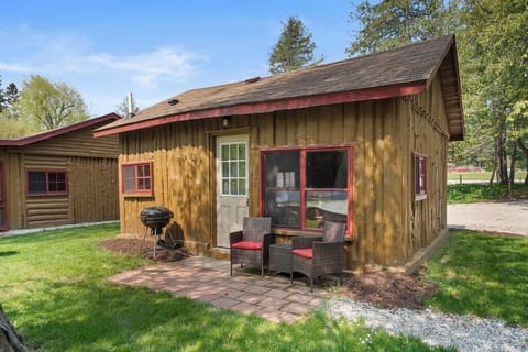 Cabin 3 in front of river (1)
