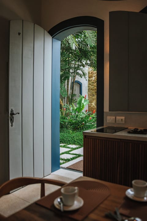 Suíte Paraty Mirim | Minibar, in-room safe, individually decorated, individually furnished