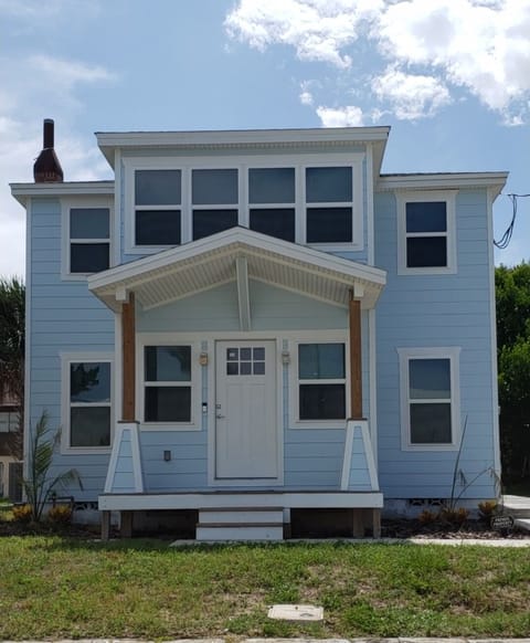 The SeaEsta unit 1 with private enterance with 3 short steps up
