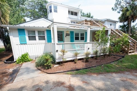 Blue Dolphin House. Parking For Two Cars. Walk to the Beach