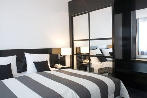 Triple Room | Hypo-allergenic bedding, in-room safe, desk, laptop workspace
