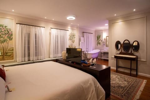 Suite (Master) | Minibar, in-room safe, individually decorated, free WiFi