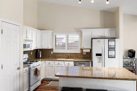 Gorgeous fully stocked kitchen