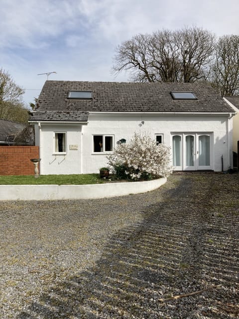 Cottage and front drive for up to 3 cars