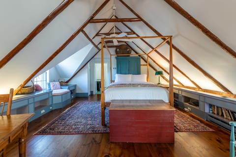 Queen suite 4 poster canopy queen bed