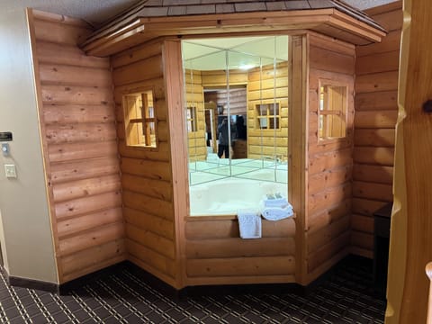 Standard Room, 1 Queen Bed, Non Smoking, Jetted Tub (Theme Room) | Iron/ironing board, WiFi, bed sheets