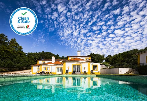 Vista geral da casa e piscina