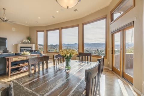 The View living room / dining room