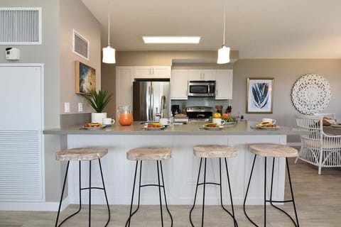 Start your day at this spacious kitchen counter, perfect for coffee, quick breakfast and conversation