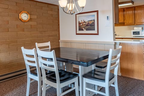 Dining Area with seating for 6