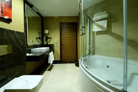 Business Suite, 1 King Bed, Jetted Tub, City View | Bathroom | Shower, rainfall showerhead, hair dryer, towels
